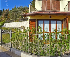 La Quiete17 fenced garden apartment by Gardadomusmea